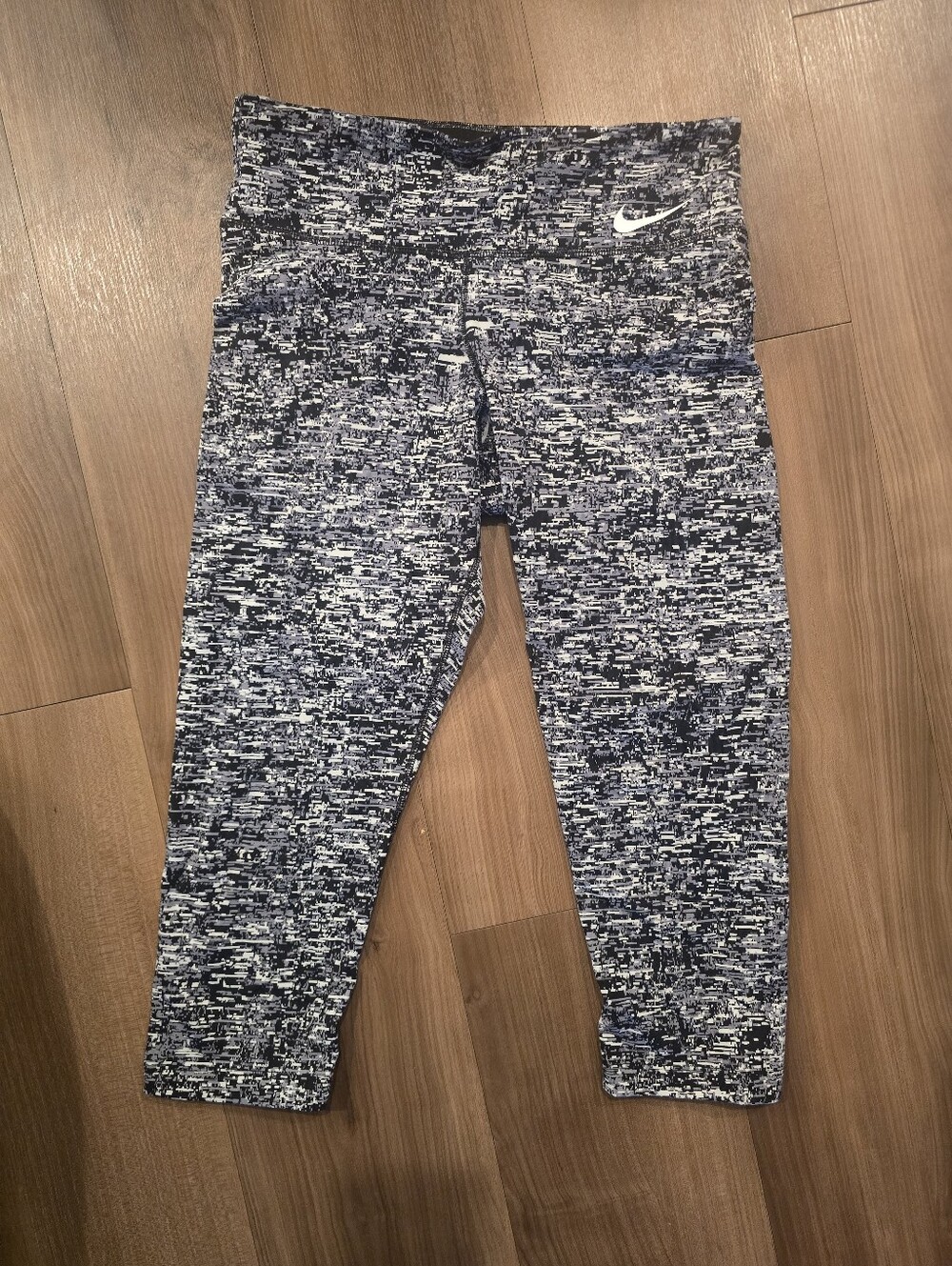 High-Rise Capri Leggings - Picture 2 of 7
